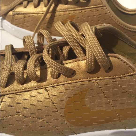 gold nike tennis shoes